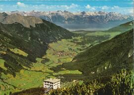 Blick über das Stubaital mit Elferhütte und Nordkette