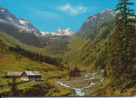 Mutterberger Alm (1720m) mit Schaufelspitze (3332m)