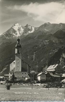 Neustift mit Blick auf die Kirche, daneben Frischwarenhandlung Glockengießer