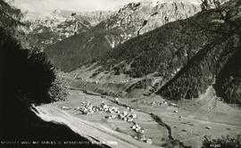 Neustift mit Blick auf die Serles (2719m) und Kesselspitze (2728m)