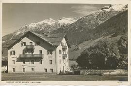 Gasthof Hofer mit Schankgarten und Blick zur Serles