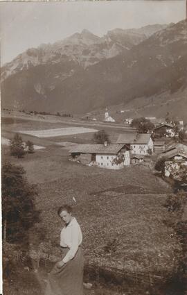 Blick über die Scheibe auf Neustift mit Serles