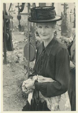 Frau in Stubaier Tracht / Friedhof