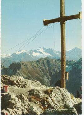 Gipfelkreuz Hoher Burgstall (2613m) - Blick auf die Zillertaler Alpen