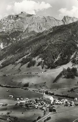 Neustift mit Blick auf die Serles (2719m)