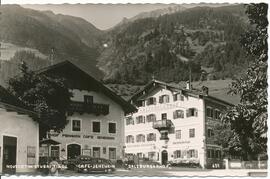 Neustift Dorfplatz mit Salzburgerhof und Cafe Jenewein