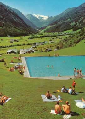 Freischwimmbad Neustift mit Blick auf Gletscher