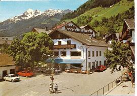 Neustifter Dorfplatz mit Cafe Jenewein und Bushaltestelle