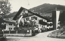 Haus Pfarrer Franz Senn mit Fahnen