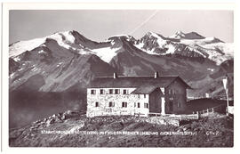 Starkenburger Hütte mit Wilden Freiger und Zuckerhütl