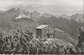 Elferhütte mit Bergpanorama