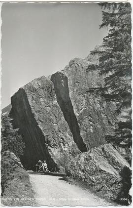 Griesstein bei der Pinnisalm (Naturschauplatz &quot;Gespaltener Stein&quot;)