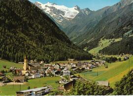 Neustift mit Gletscherblick und altem Schulgebäude