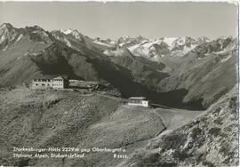 Starkenburger-Hütte (2229m) gegen Oberbergtal und Stubaier Alpen