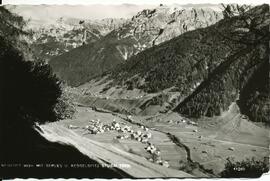 Neustift mit Blick auf die Serles (2719m) und Kesselspitze (2728m)