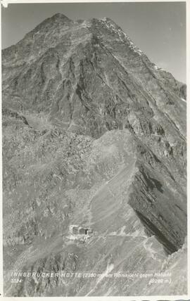 Blick auf die Innsbrucker Hütte am Pinnisjöchl gegen Habicht