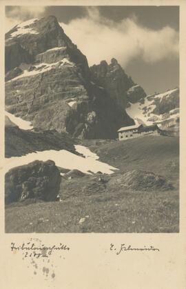 Naturfreundehaus (2218m) am Padasterjoch mit Blick auf die Zillertaler Alpen