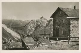 Starkenburger Hütte (2229m) gegen die Serles