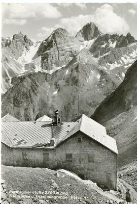 Innsbruckerhütte (2360m) geg. Eisenspitze und Tribulaungruppe