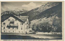 Gasthof Hofer am Dorfplatz mit Blick auf Serles, Rote Wand und Kesselspitze
