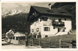 Landhaus Pedevilla mit Fassadenbild von Pfarrer Franz Senn