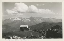 Naturfreundehaus (2218m) am Padasterjoch mit Blick auf die Zillertaler Alpen