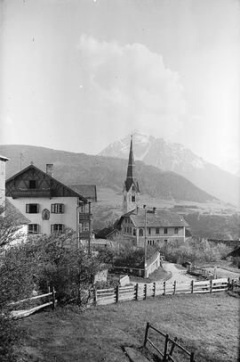 Schulhaus und Kirche