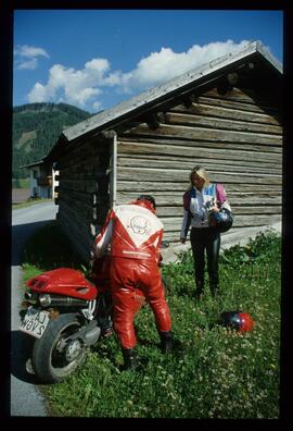 Motoradfahrer am Brunnen