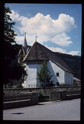 Kirchturm mit Madonnen