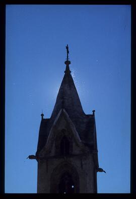 Kirchturm mit Madonnen