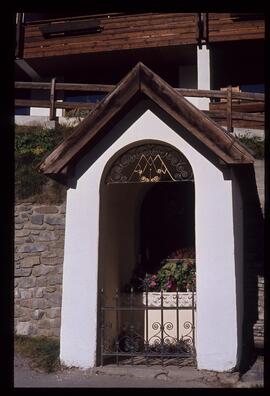 Kirchturm mit Madonnen