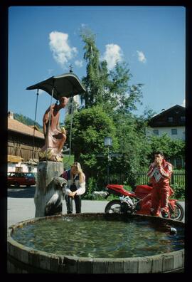 Motoradfahrer am Brunnen