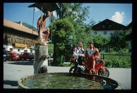 Motoradfahrer am Brunnen