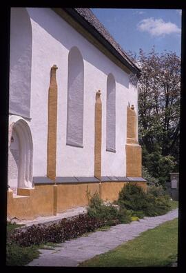 Kirchturm mit Madonnen