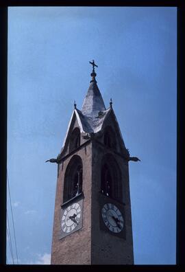 Kirchturm mit Madonnen