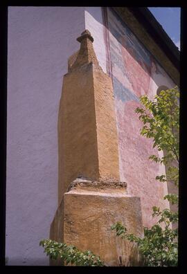 Kirchturm mit Madonnen