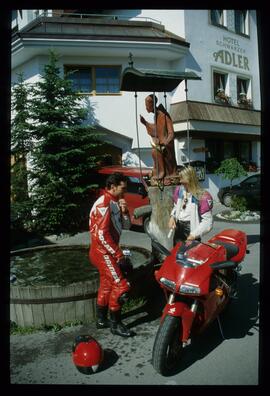 Motoradfahrer am Brunnen