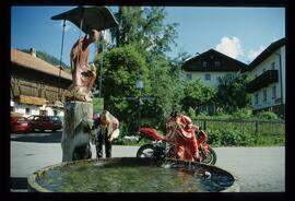 Motoradfahrer am Brunnen