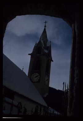 Kirchturm mit Madonnen