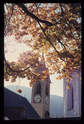 Kirchturm mit Madonnen