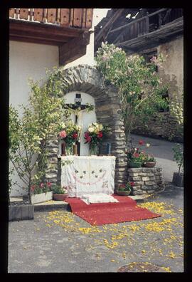 Kirchturm mit Madonnen