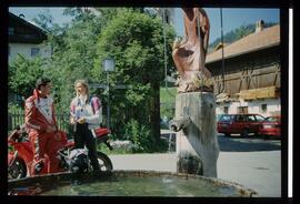 Motoradfahrer am Brunnen